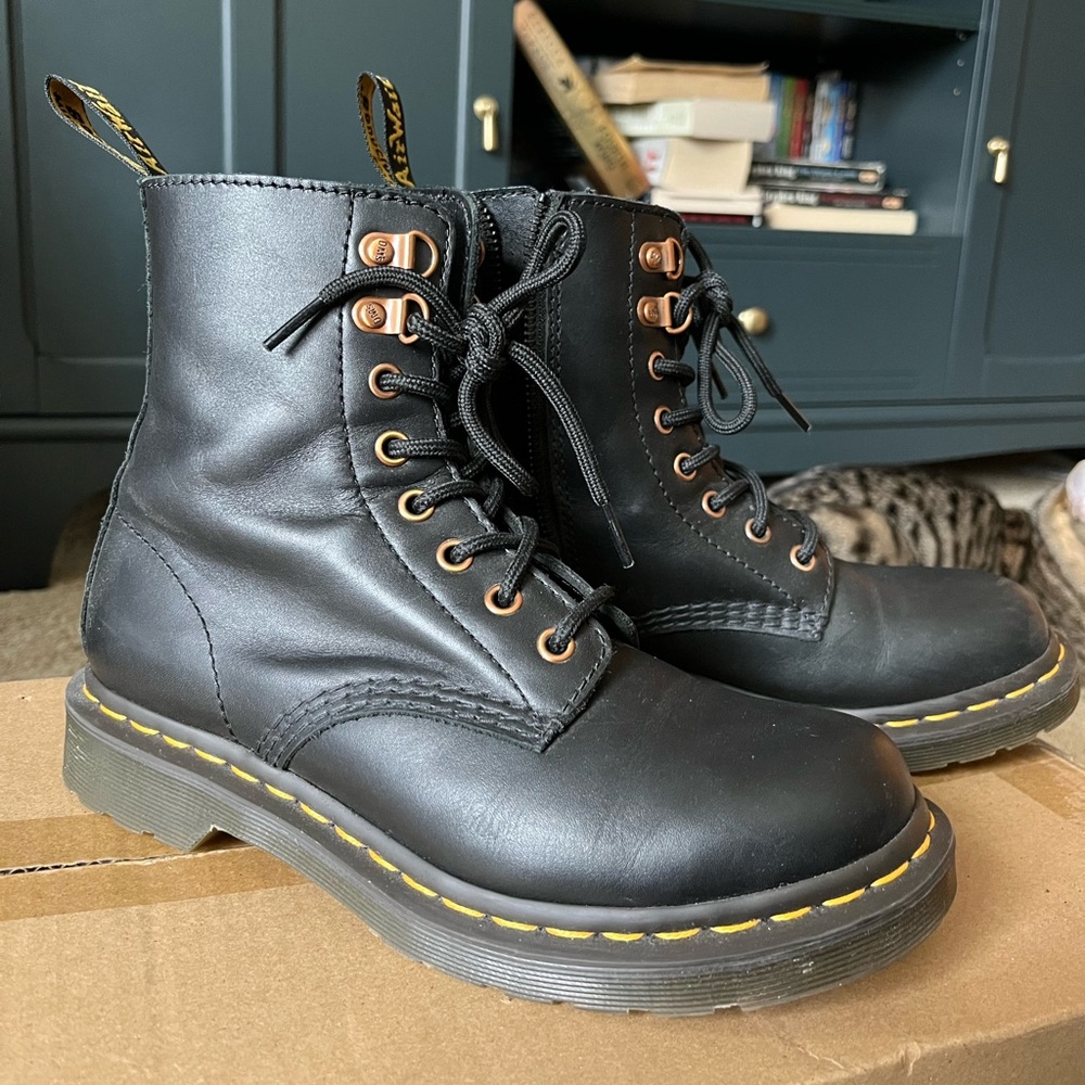 Dr. Martens 1460 Pascal boots